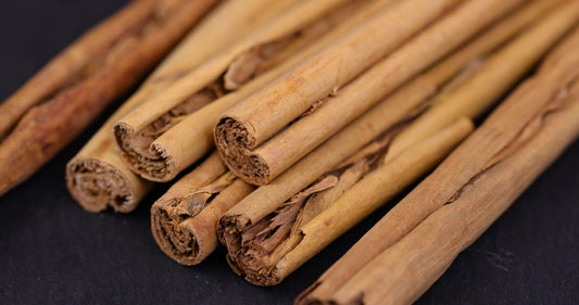 canela sobre fondo negro