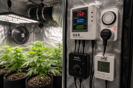 Controladores de clima, humedad y temperatura instalados en un armario de cultivo indoor de marihuana con luz LED y ventilación